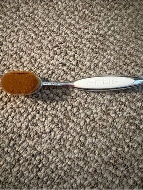Artis Oval Makeup Brush / number 7 oval